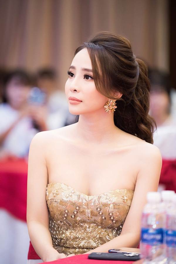 Quỳnh Nga khoe vòng 1 gợi cảm, chia sẻ về nỗi đau sau ly hôn-6