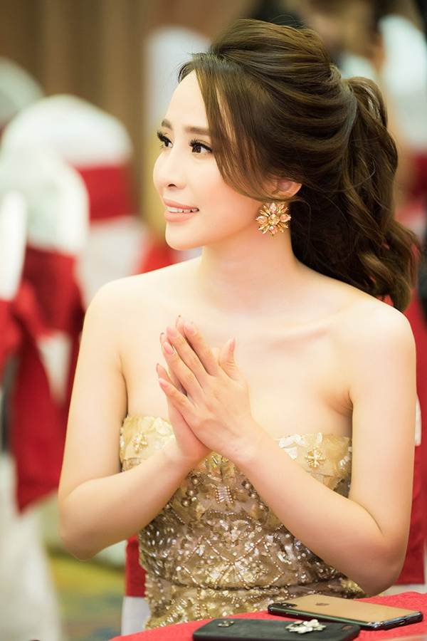 Quỳnh Nga khoe vòng 1 gợi cảm, chia sẻ về nỗi đau sau ly hôn-7