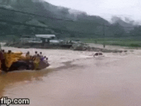 Liễu lĩnh đi qua dòng nước lũ chảy xiết, ô tô bị cuốn trôi-1