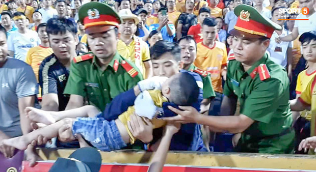 Tâm sự của chiến sỹ CSCĐ chịu đau, cứu bé trai ngất xỉu trên sân Thiên Trường: Đó là việc làm bình thường, không có gì đặc biệt-1