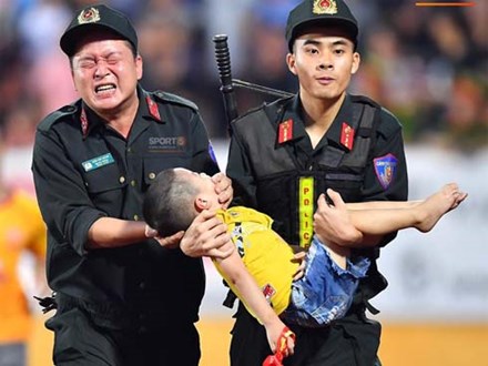 Tâm sự của chiến sỹ CSCĐ chịu đau, cứu bé trai ngất xỉu trên sân Thiên Trường: 