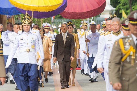 Trước khi lập Hoàng quý phi, Hoàng hậu Thái Lan vẫn ân cần chăm sóc chồng một cách tinh tế, khẳng định vị trí vợ cả của mình-1