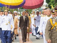Trước khi lập Hoàng quý phi, Hoàng hậu Thái Lan vẫn ân cần chăm sóc chồng một cách tinh tế, khẳng định vị trí 'vợ cả' của mình