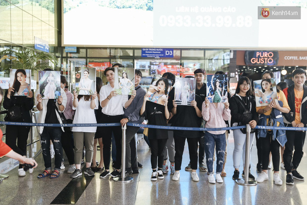 Tân Hoa hậu Lương Thùy Linh mặc giản dị, rạng rỡ cùng 2 Á hậu xuất hiện tại TP.HCM trong vòng tay người hâm mộ-21