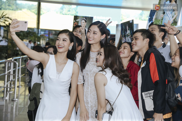 Tân Hoa hậu Lương Thùy Linh mặc giản dị, rạng rỡ cùng 2 Á hậu xuất hiện tại TP.HCM trong vòng tay người hâm mộ-11