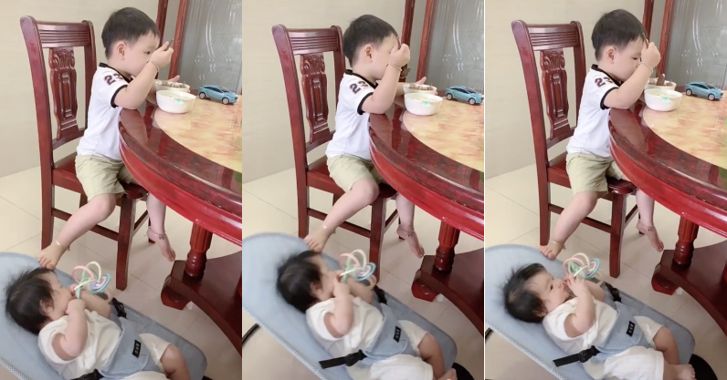 Đang ăn mà phải trông em giúp mẹ, cậu bé nghĩ ra cách cực bá đạo khiến ai cũng phải phì cười-1