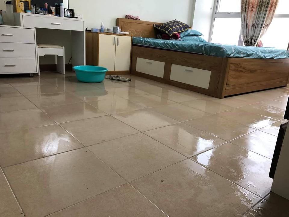Người dân chung cư khốn khổ khi nhà bị thấm, nước mưa tràn vào phải lấy bỉm trẻ em để chống ngập-2