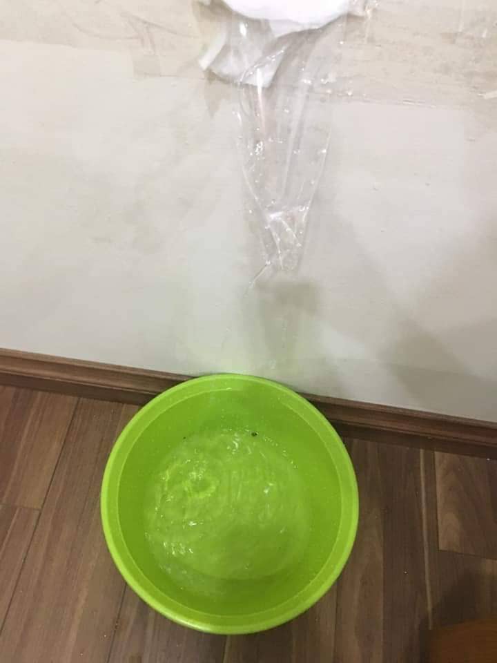 Người dân chung cư khốn khổ khi nhà bị thấm, nước mưa tràn vào phải lấy bỉm trẻ em để chống ngập-4
