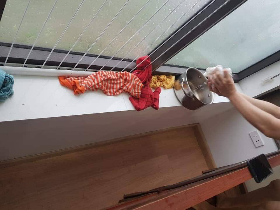 Người dân chung cư khốn khổ khi nhà bị thấm, nước mưa tràn vào phải lấy bỉm trẻ em để chống ngập-5