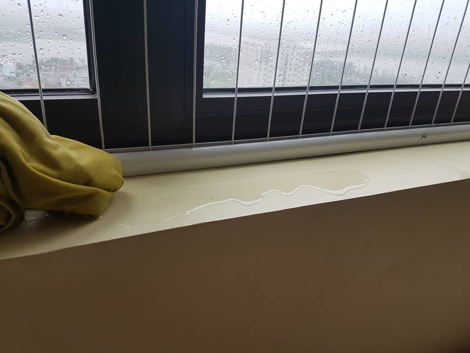 Người dân chung cư khốn khổ khi nhà bị thấm, nước mưa tràn vào phải lấy bỉm trẻ em để chống ngập-10