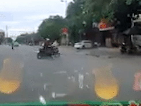 Nữ ‘ninja’ vượt ẩu, tạt đầu xe container trên quốc lộ 5-1