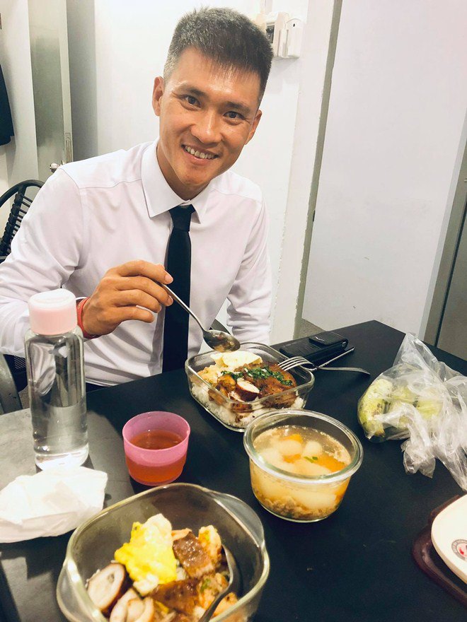Vợ yêu phục vụ tận miệng thế này, bảo sao Công Vinh không bao giờ ăn phở!-1