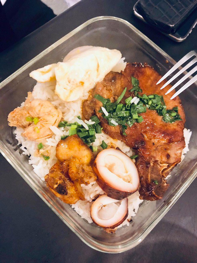 Vợ yêu phục vụ tận miệng thế này, bảo sao Công Vinh không bao giờ ăn phở!-2