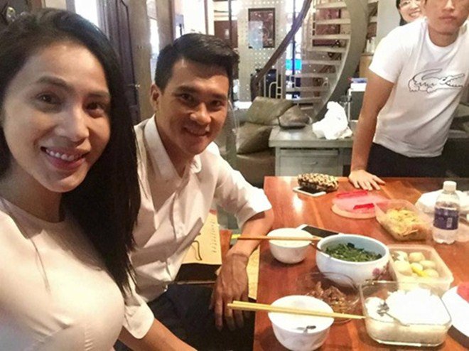 Vợ yêu phục vụ tận miệng thế này, bảo sao Công Vinh không bao giờ ăn phở!-5