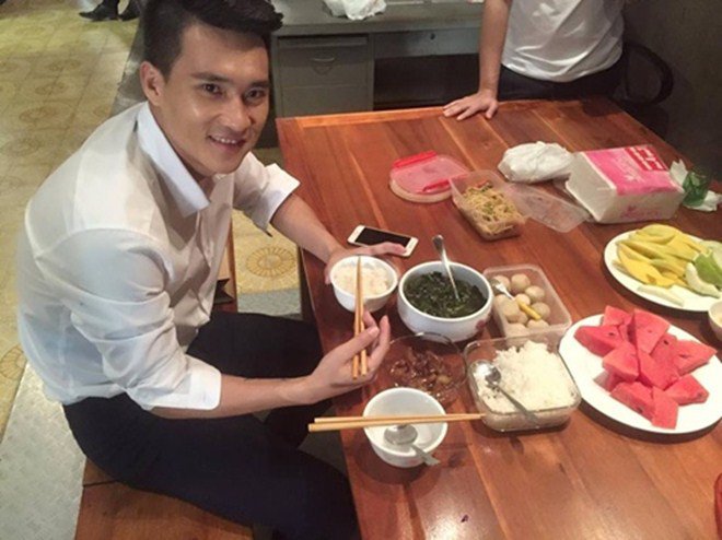 Vợ yêu phục vụ tận miệng thế này, bảo sao Công Vinh không bao giờ ăn phở!-6