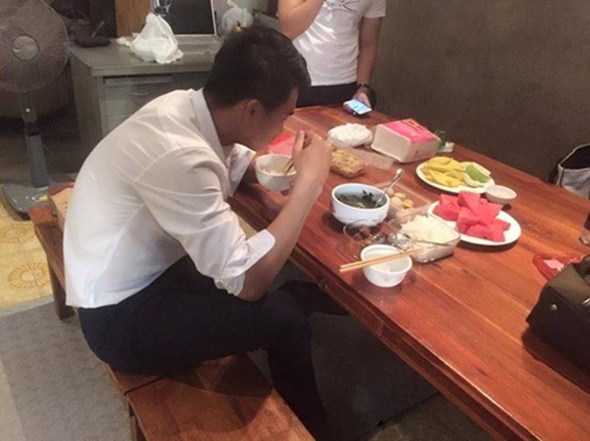 Vợ yêu phục vụ tận miệng thế này, bảo sao Công Vinh không bao giờ ăn phở!-7