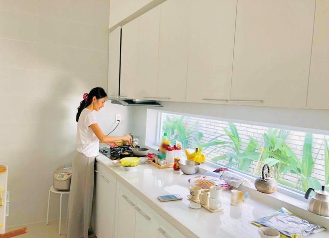 Vợ yêu phục vụ tận miệng thế này, bảo sao Công Vinh không bao giờ ăn phở!-8