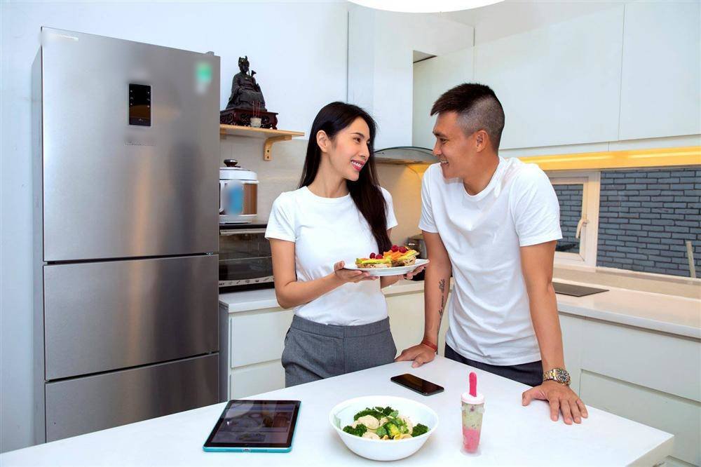 Vợ yêu phục vụ tận miệng thế này, bảo sao Công Vinh không bao giờ ăn phở!-16