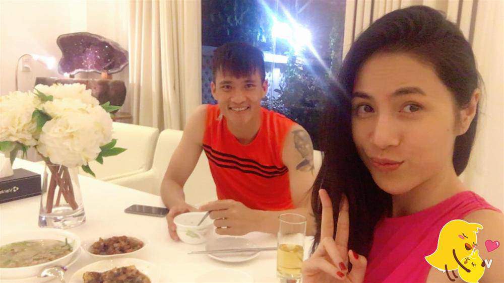 Vợ yêu phục vụ tận miệng thế này, bảo sao Công Vinh không bao giờ ăn phở!-18