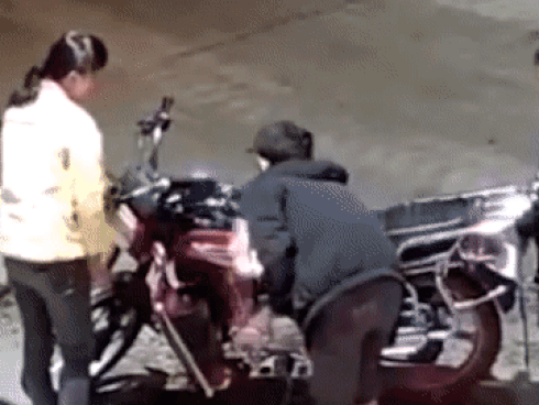 Thanh niên say rượu đốt xe máy tại trạm xăng