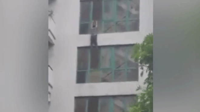 Rùng mình cảnh nam thanh niên rơi từ tầng 6 toà chung cư xuống đất tử vong-4