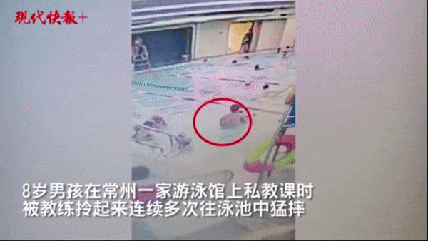 Thấy con trai la khóc sau giờ học bơi, mẹ đề nghị xem lại camera liền nộ khí xung thiên khi thấy hành động của huấn luyện viên-1