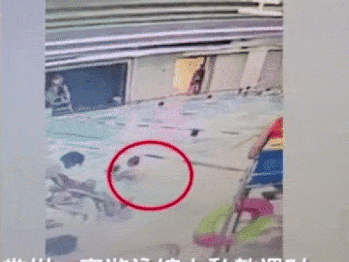 Thấy con trai la khóc sau giờ học bơi, mẹ đề nghị xem lại camera liền nộ khí xung thiên khi thấy hành động của huấn luyện viên-2