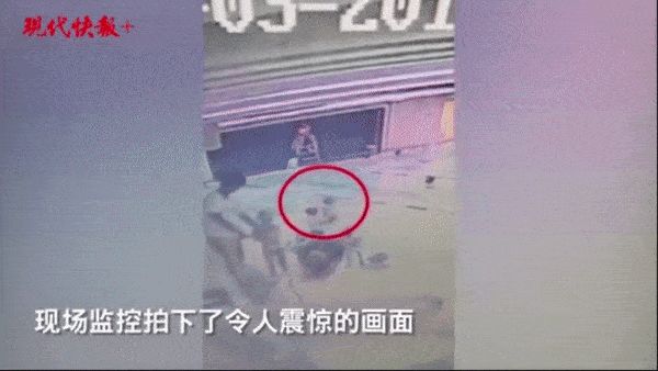 Thấy con trai la khóc sau giờ học bơi, mẹ đề nghị xem lại camera liền nộ khí xung thiên khi thấy hành động của huấn luyện viên-3