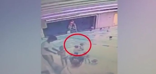 Thấy con trai la khóc sau giờ học bơi, mẹ đề nghị xem lại camera liền nộ khí xung thiên khi thấy hành động của huấn luyện viên-4