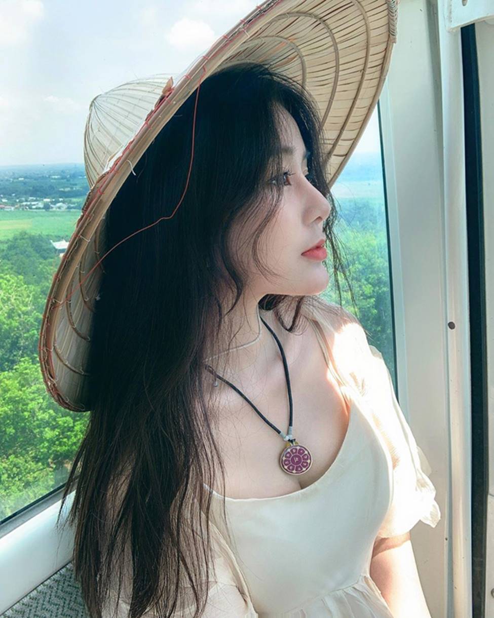 Mặc cho scandal điểm thi đại học thấp, hot girl Sài thành vẫn đăng ảnh gợi cảm thả thính-12