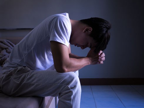 Cứ nửa đêm bạn gái lại la hét trong vô thức, tôi tưởng cô ấy làm việc mệt nhọc nên gặp ác mộng cho đến hôm tôi bị mất ngủ thì bí mật phơi bày