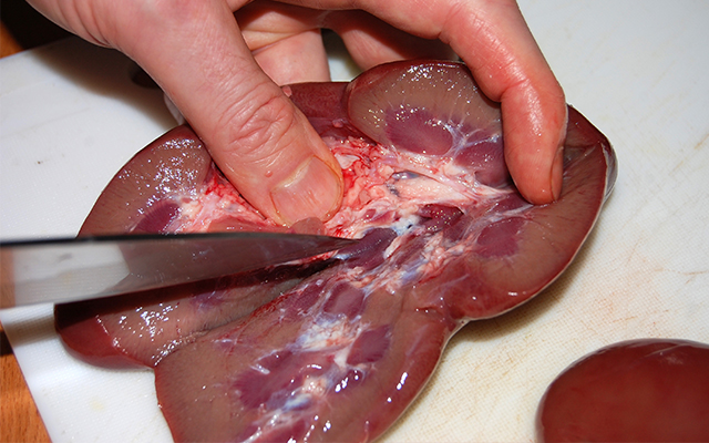 Đổ 1 chén rượu trắng vào cật lợn theo cách này: Xoá sạch mùi khai, nấu kiểu gì cũng thơm ngon nức mũi-3