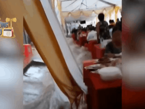 Xe bán tải liều lĩnh chạy trong dòng nước lũ và pha đánh lái không tưởng vượt khó-1