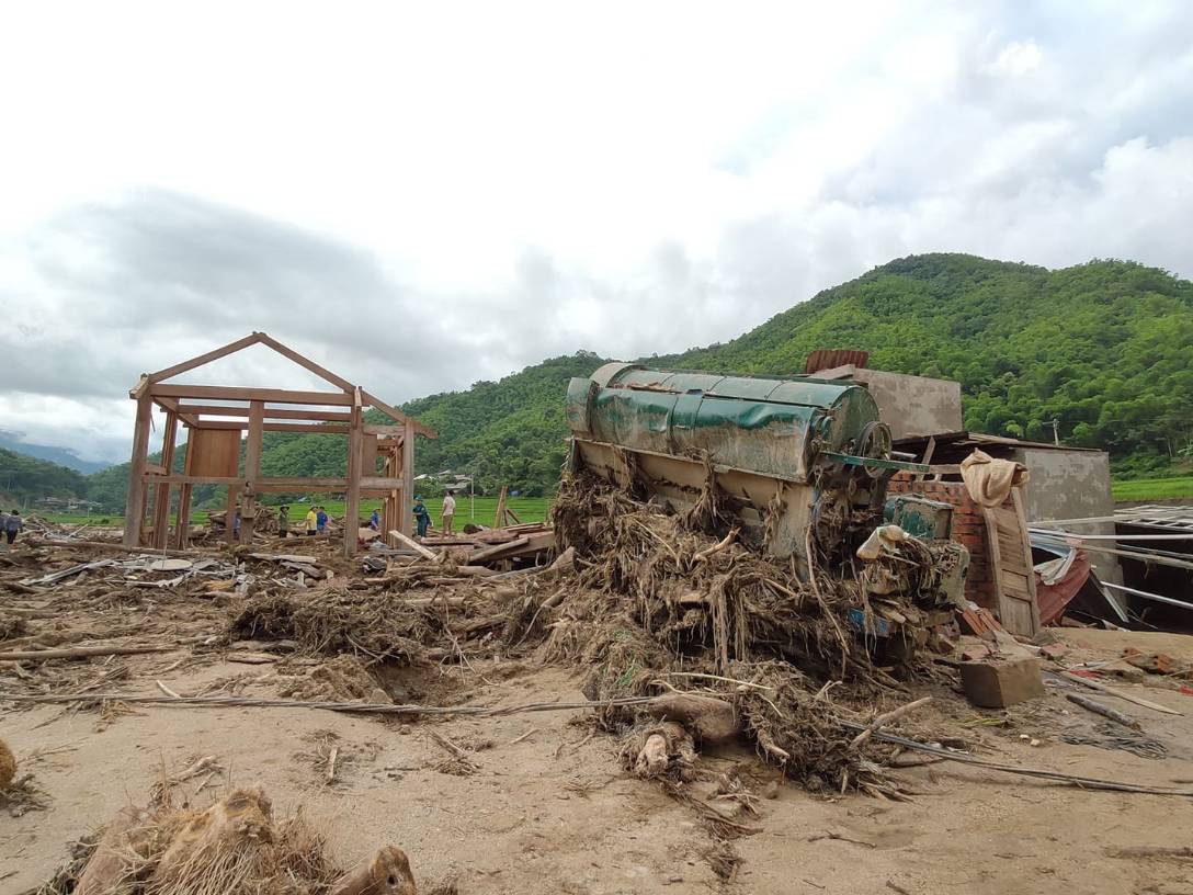 Ám ảnh tiếng khóc nghẹn của người dân vùng lũ, 12 người vẫn chưa trở về nhà: Con tôi còn nhưng bố mẹ bị nước cuốn cả rồi-5