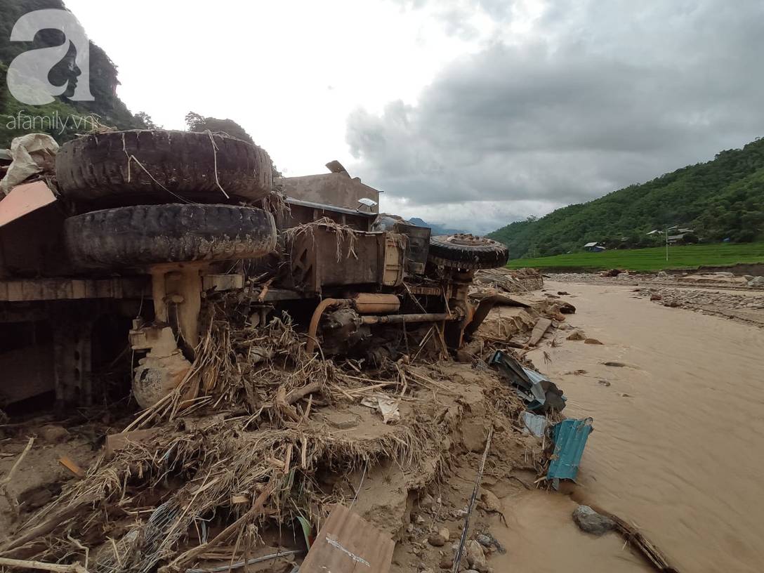 Ám ảnh tiếng khóc nghẹn của người dân vùng lũ, 12 người vẫn chưa trở về nhà: Con tôi còn nhưng bố mẹ bị nước cuốn cả rồi-10