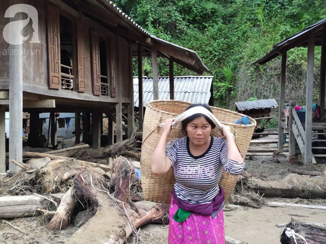 Ám ảnh tiếng khóc nghẹn của người dân vùng lũ, 12 người vẫn chưa trở về nhà: Con tôi còn nhưng bố mẹ bị nước cuốn cả rồi-12