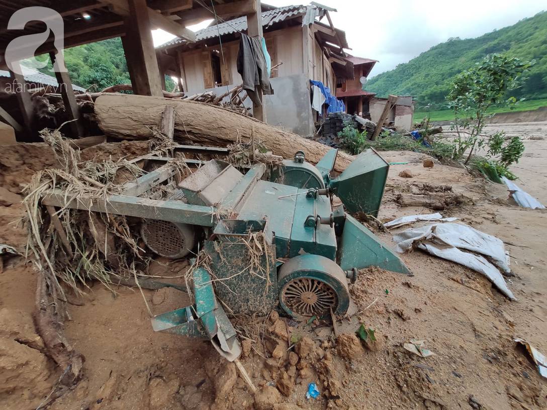 Ám ảnh tiếng khóc nghẹn của người dân vùng lũ, 12 người vẫn chưa trở về nhà: Con tôi còn nhưng bố mẹ bị nước cuốn cả rồi-15