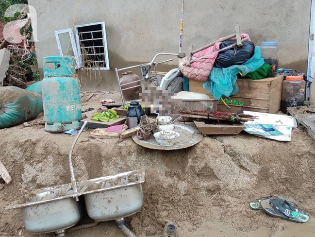 Ám ảnh tiếng khóc nghẹn của người dân vùng lũ, 12 người vẫn chưa trở về nhà: Con tôi còn nhưng bố mẹ bị nước cuốn cả rồi-16