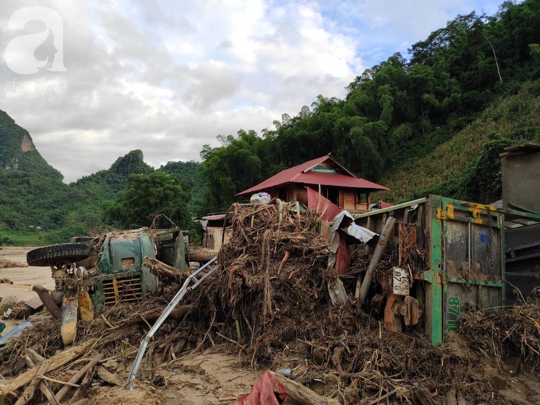 Ám ảnh tiếng khóc nghẹn của người dân vùng lũ, 12 người vẫn chưa trở về nhà: Con tôi còn nhưng bố mẹ bị nước cuốn cả rồi-17