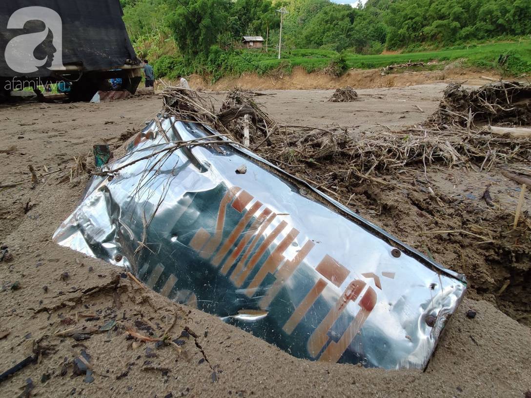 Ám ảnh tiếng khóc nghẹn của người dân vùng lũ, 12 người vẫn chưa trở về nhà: Con tôi còn nhưng bố mẹ bị nước cuốn cả rồi-18