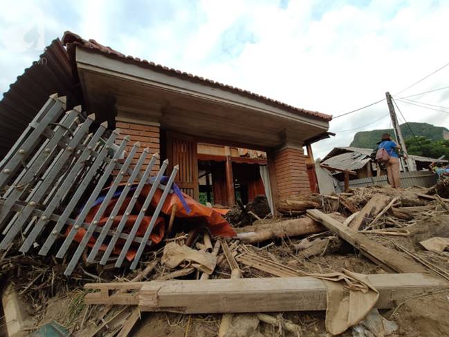 Ám ảnh tiếng khóc nghẹn của người dân vùng lũ, 12 người vẫn chưa trở về nhà: Con tôi còn nhưng bố mẹ bị nước cuốn cả rồi-19