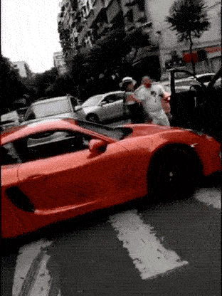 Hai xe đạp đối đầu, người phụ nữ hung hăng lấn tới còn giơ ô đánh người trước khi nhận hậu quả vừa đau đớn vừa bẽ mặt-3