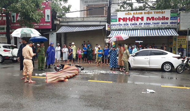 Va vào ô tô đang mở cửa, người phụ nữ chết thảm dưới bánh xe tải-1