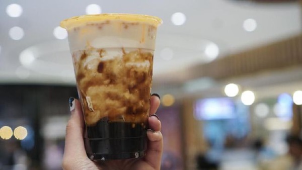 Bé gái 8 tuổi mắc ung thư thận vì bố cho uống trà sữa, ăn bánh ngọt mỗi ngày-2