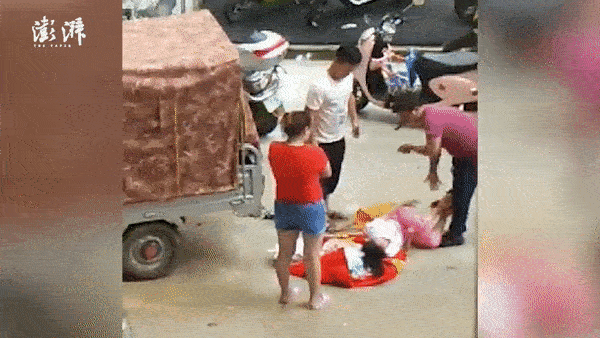 Nhóm người đánh đập, tròng đầu bé gái vào túi ni lông nghi là bọn bắt cóc nhưng biết sự thật, dân mạng đồng loạt chỉ trích bố mẹ đứa trẻ-1