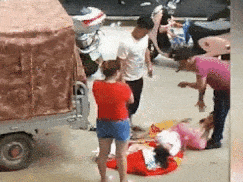 Đang đi trên đường, cô gái bị người lạ đánh đập dã man-3