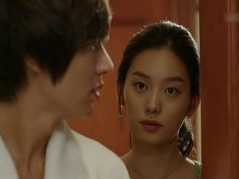 Mỗi tháng nhận lương, chồng đều ném tiền vào người tôi rồi chửi vợ ăn bám, tôi liền rút trong tủ ra 2 quyển sổ vứt trả lại khiến anh im bặt ngượng ngùng-3