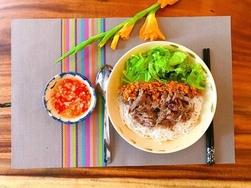 Bà mẹ gợi cảm bậc nhất showbiz Elly Trần lại trổ tài làm món kinh điển của người Hà Nội-4