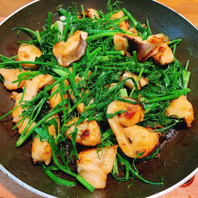 Bà mẹ gợi cảm bậc nhất showbiz Elly Trần lại trổ tài làm món kinh điển của người Hà Nội-7