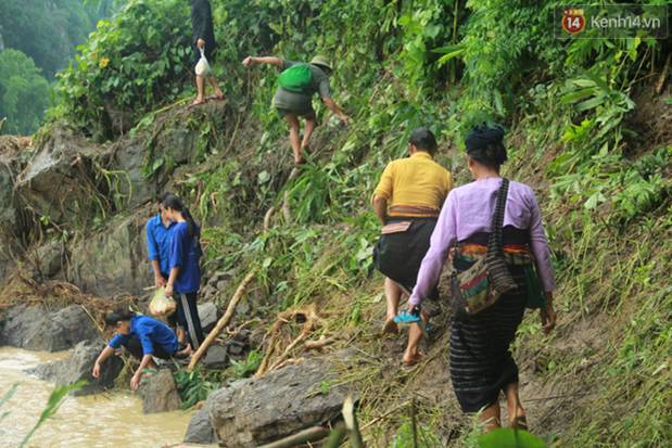 Người dân kể lại giây phút kinh hoàng khi dòng lũ nhấn chìm bản làng trong phút chốc: Nó không phải nước đâu, nó như con ác quỷ-14